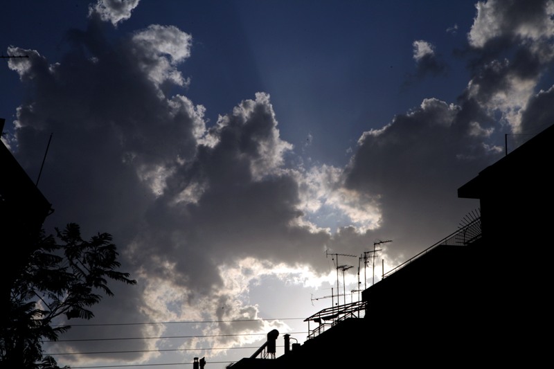 Συννεφιά, τοπικές βροχές και μικρή πτώση της θερμοκρασίας - Media