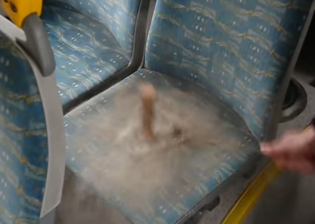 Πόσο βρώμικα είναι τα καθίσματα στα λεωφορεία; (Video) - Media