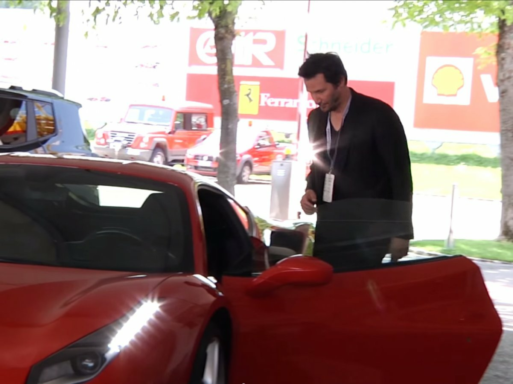 Ο Κιάνου Ριβς κάνει test drive την ολοκαίνουργια Ferrari 488 (Video)  - Media
