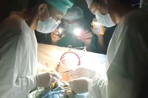 Έπεσε το ρεύμα και έσβησαν τα φώτα μέσα σε χειρουργείο- Πώς αντέδρασαν οι γιατροί; (Video) - Media