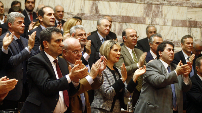 Δεκατέσσερις «γαλάζιοι» βουλευτές ζητούν να μάθουν αν υπουργοί έβγαλαν τα χρήματά τους στο εξωτερικό - Media