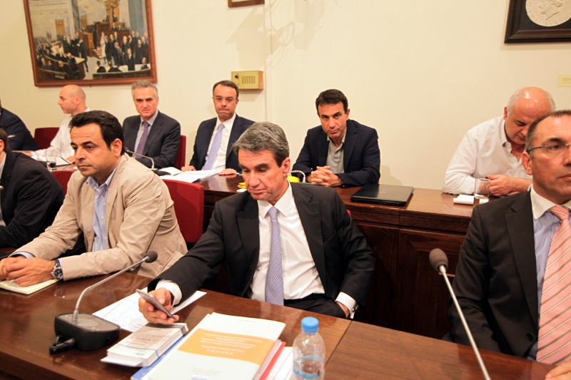 Βγήκαν τα… μαχαίρια στην Εξεταστική για τα Μνημόνια – Καβγάς Λοβέρδου - Κασιμάτη - Media