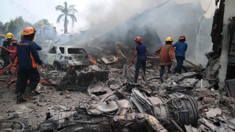 Συντριβή στρατιωτικού αεροσκάφους στην Ινδονησία – 113 νεκροί (Photos) - Media