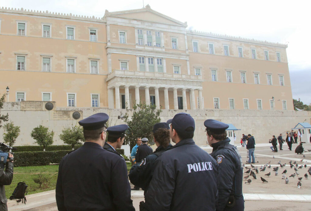Με πολιτικά στο εξής οι αστυνομικοί που φρουρούν τη Βουλή – Φοβούνται τρομοκρατικό χτύπημα - Media