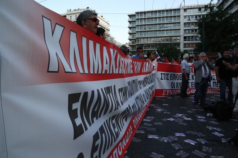 Μέλη του ΠΑΜΕ έκαψαν την σημαία της ΕΕ έξω από τα γραφεία της-Πορεία για τους πρόσφυγες (Photos) - Media