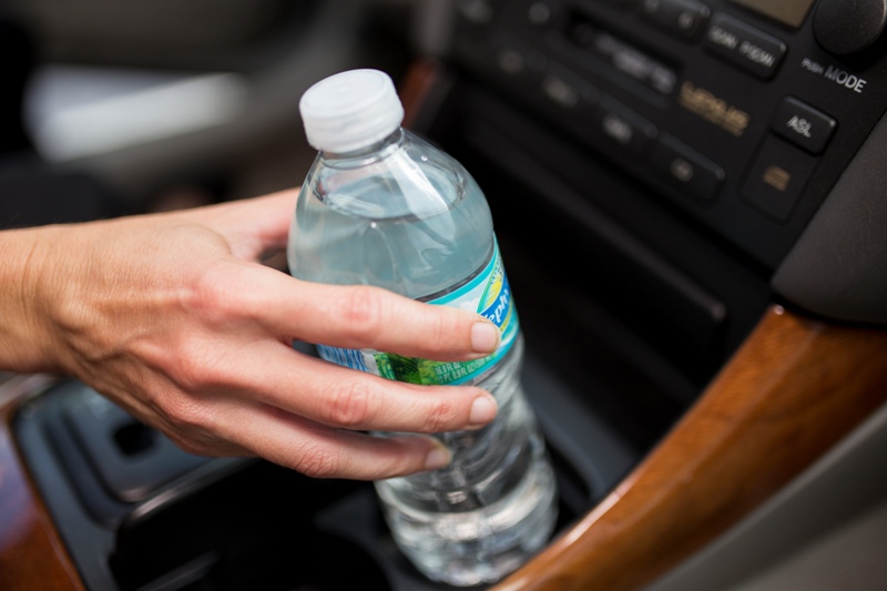 ΠΡΟΣΟΧΗ: Μην πίνετε ποτέ εμφιαλωμένο νερό από πλαστικά μπουκάλια εκτεθειμένα στη ζέστη! - Media