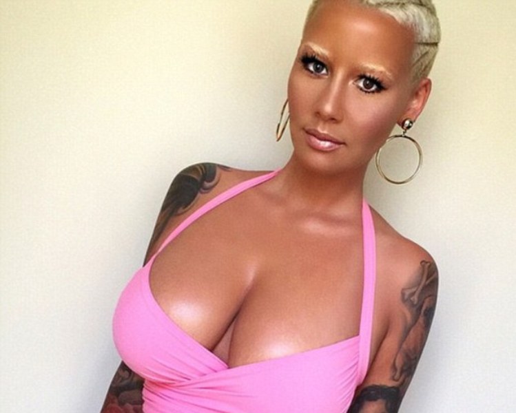 Φρύδια που φωσφορίζουν, στήθος που … βγάζει μάτι (Photos) - Media