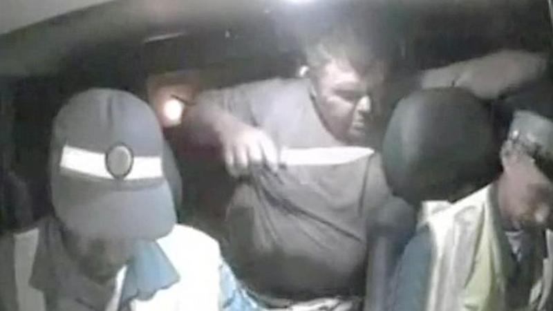 ΣΟΚ: μεθυσμένος οδηγός μαχαιρώνει μέχρι θανάτου αστυνομικό μέσα στο περιπολικό  (Video)  - Media