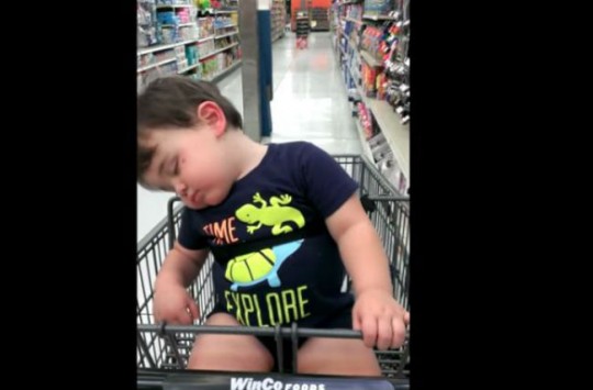 Πού είναι ένα... μαξιλάρι όταν το χρειάζεσαι; (Video) - Media