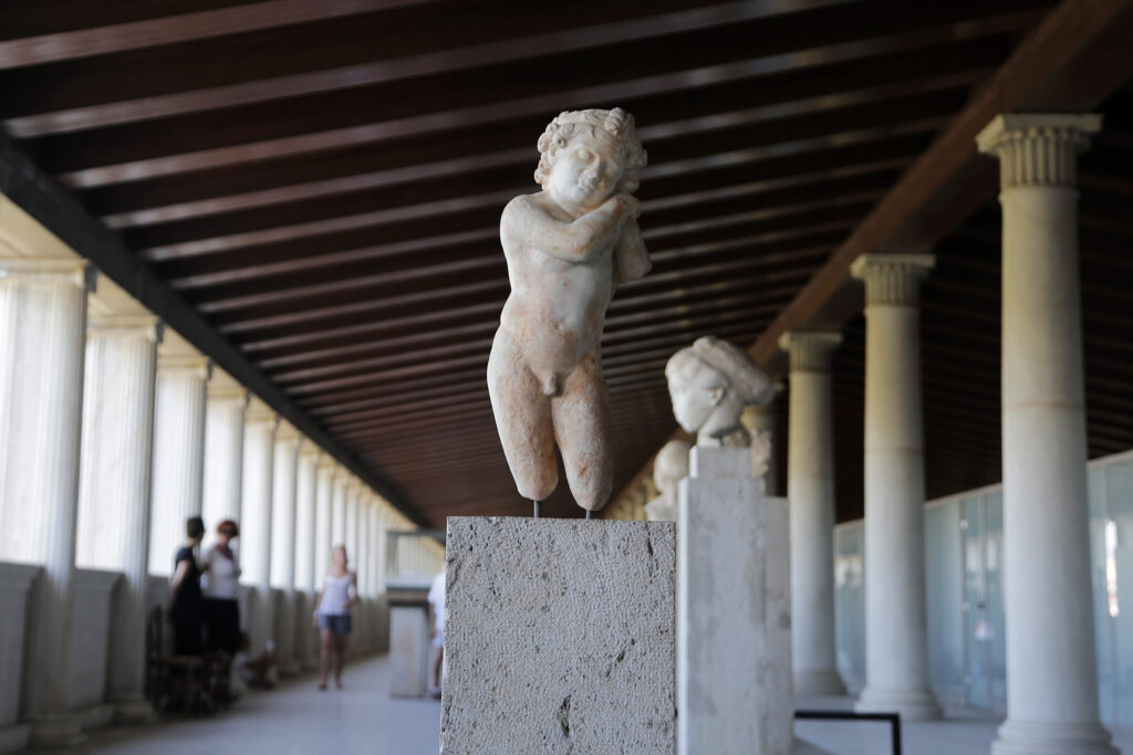 «Πόρτα» από το ΚΑΣ σε αμερικανική εταιρεία που ήθελε πριβέ γεύμα στην στοά του Αττάλου – Έψηναν ψάρια δίπλα στις αρχαιότητες! - Media