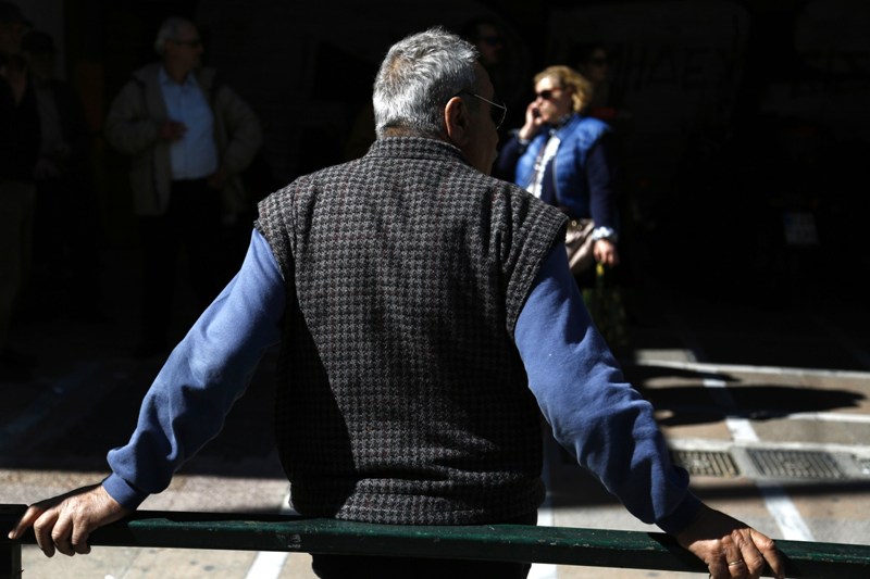 Πόσοι είναι οι συνταξιούχοι Δημόσιοι Υπάλληλοι; Πόσα δαπανά το κράτος για τις συντάξεις τους; - Media