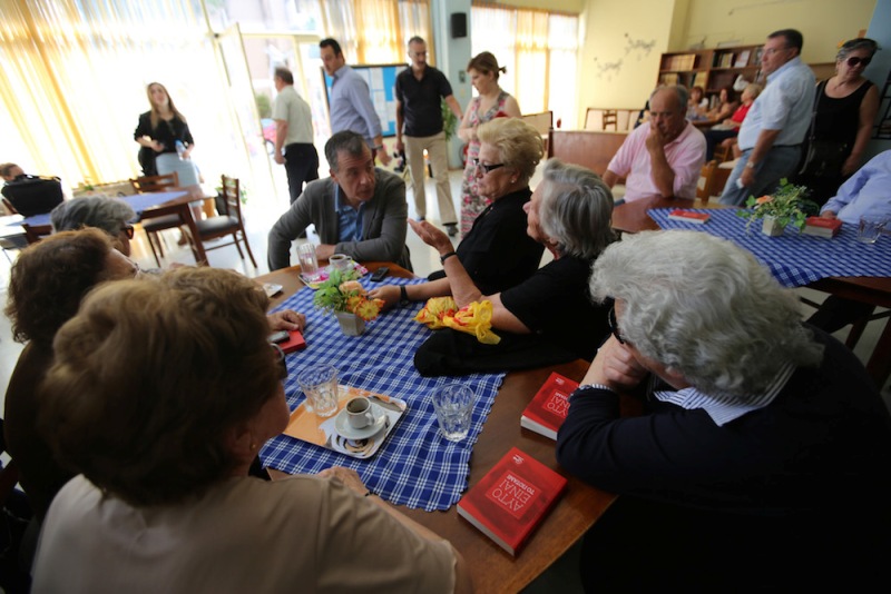 Ο Σταύρος Θεοδωράκης… «στρατολογεί» ηλικιωμένους στο ΚΑΠΗ Περιστερίου! (Photos) - Media