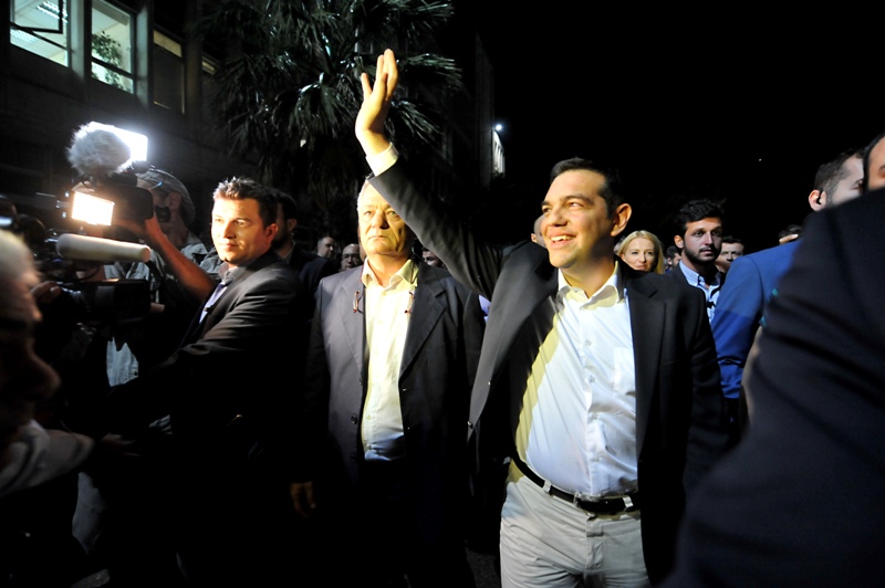 Ο πρωθυπουργός από τις Βρυξέλλες στο προαύλιο της ΕΡΤ (Photos) - Media