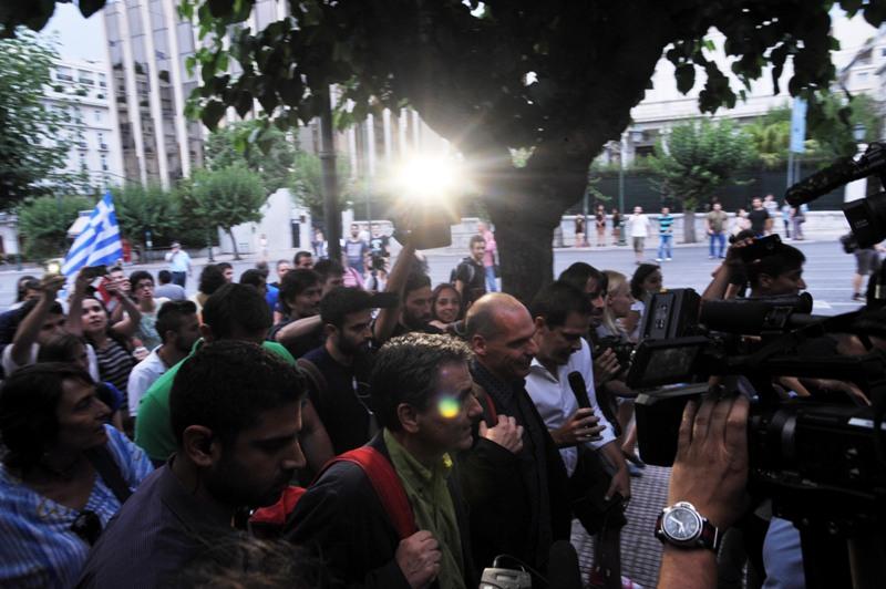 «Απρόοπτα» για τον Γιάνη Βαρουφάκη στη διαδρομή για το Μαξίμου (Photos) - Media