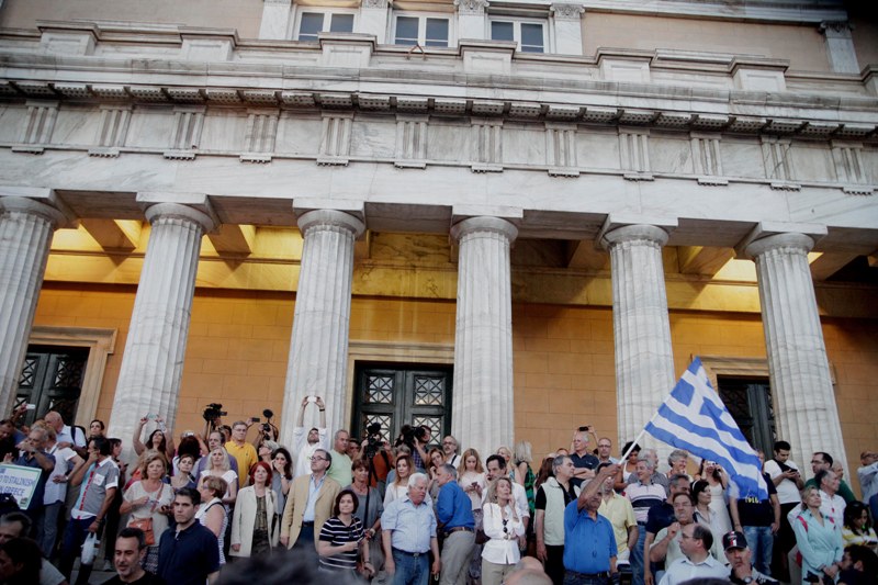 Η χαρά του Γιάννη Πρετεντέρη για την εισβολή στη Βουλή-Τι έλεγε το MEGA όταν λίγοι αναρχικοί έφτασαν στο περιστύλιο (Videos) - Media