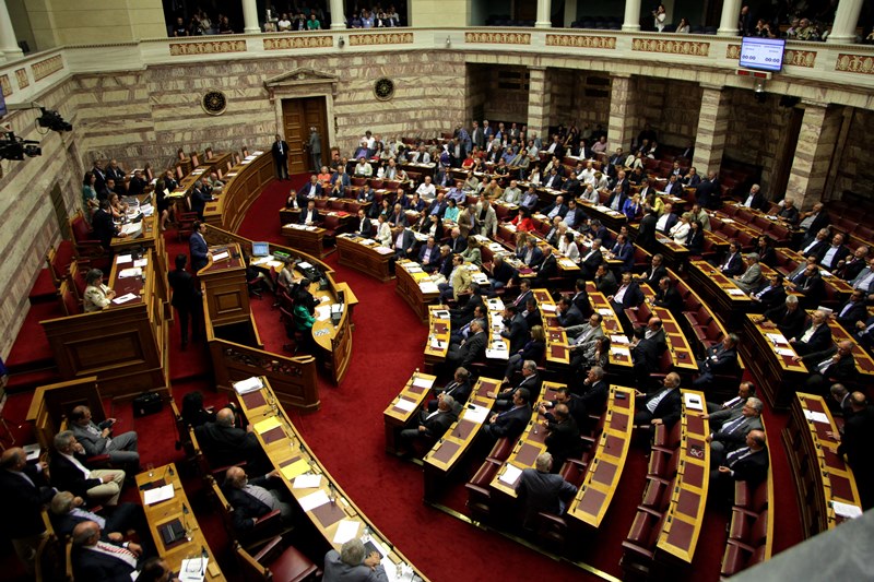 Νέο επεισόδιο στην Βουλή: Αποχώρησαν προσωρινά Σαμαράς και ΚΟ ΝΔ-Αναγνώρισε το «λάθος» της η Ζωή  - Media