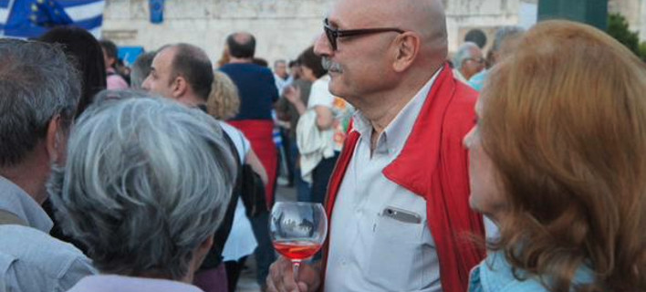 Αυτός είναι ο διαδηλωτής με το ποτό – Ο αρχιτέκτονας-ξυλουργός και το ποτήρι που «σάρωσε» στο Διαδίκτυο - Media