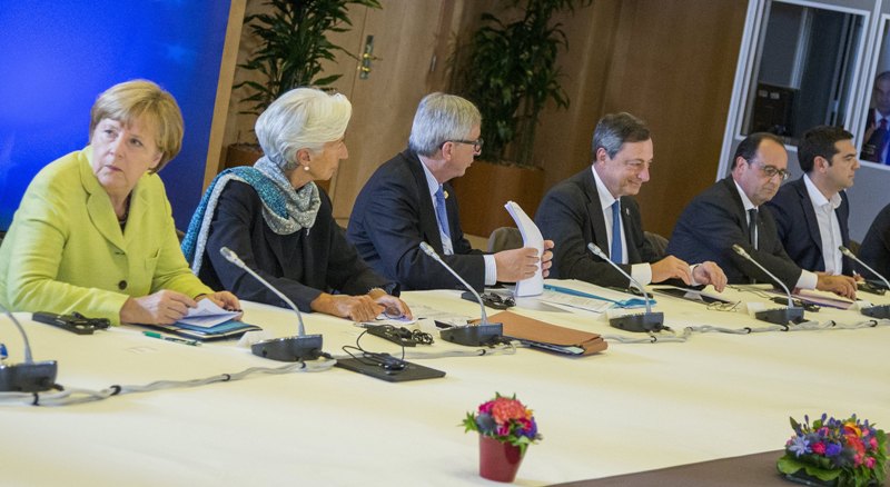 Guardian: Η καθυστερημένη ομολογία του ΔΝΤ είναι «δίκοπο μαχαίρι» για τον Τσίπρα - Media
