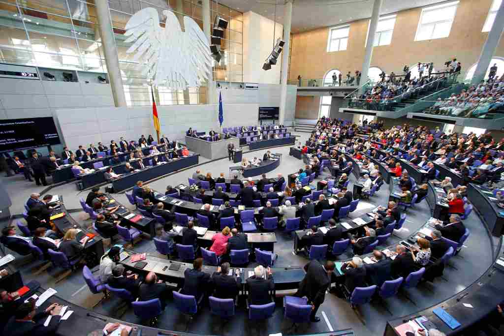 Υπερψήφισε το ελληνικό πρόγραμμα η Bundestag - «Ξύλο» στον Σόιμπλε από SPD και αντιπολίτευση - Media