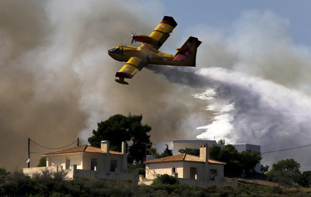 Μανούβρες στον αέρα πάνω από τις φλόγες: Εντυπωσιακές φωτογραφίες του Reuters - Καναντέρ επιχειρούν στην Κόστα Αργολίδας - Media