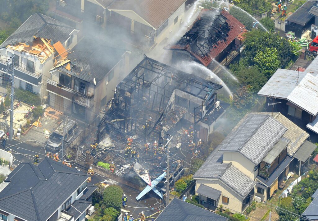 Τρεις νεκροί από τη συντριβή μικρού αεροπλάνου στο Τόκιο (Photos-Video) - Media