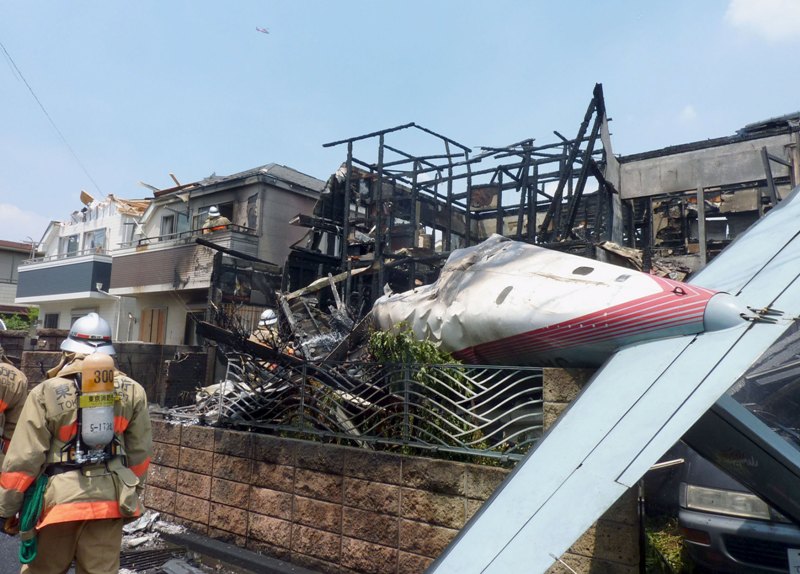 Συνετρίβη μικρό αεροσκάφος πάνω σε σπίτια στο Τόκιο (Photos-Video) - Media
