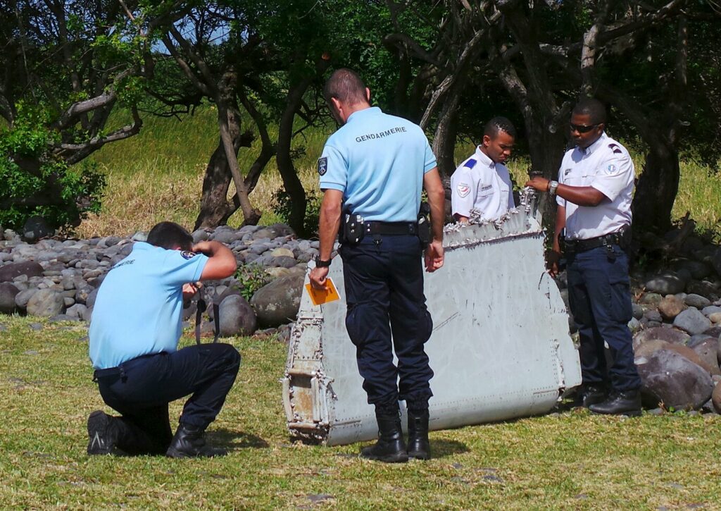 «Όλο και πιο βέβαιες» οι αρχές της Αυστραλίας ότι τα συντρίμμια προέρχονται από την πτήση MH370 – Σήμερα το πόρισμα - Media