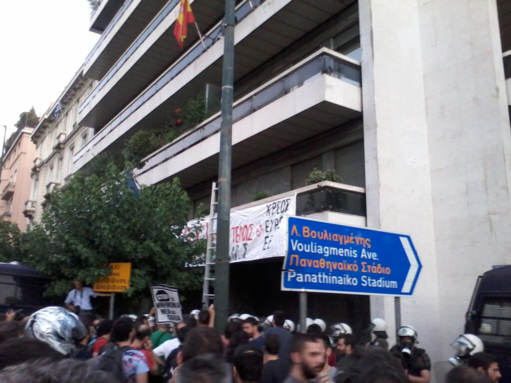 Χημικά σε πορεία έξω από τα γραφεία της Κομισιόν (video) - Media