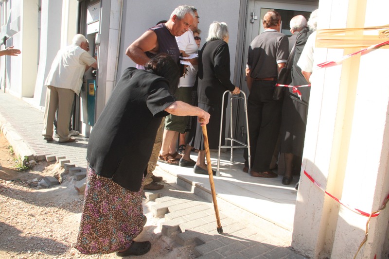 Δεύτερη μέρα ταλαιπωρίας στις τράπεζες για τους συνταξιούχους - Στην ουρά για 120 ευρώ (Photos) - Media