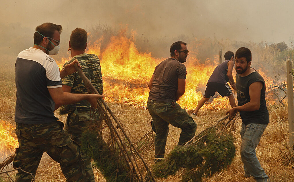 Ολονύχτια μάχη με τη φωτιά στη Λακωνία (Photos/video) - Media