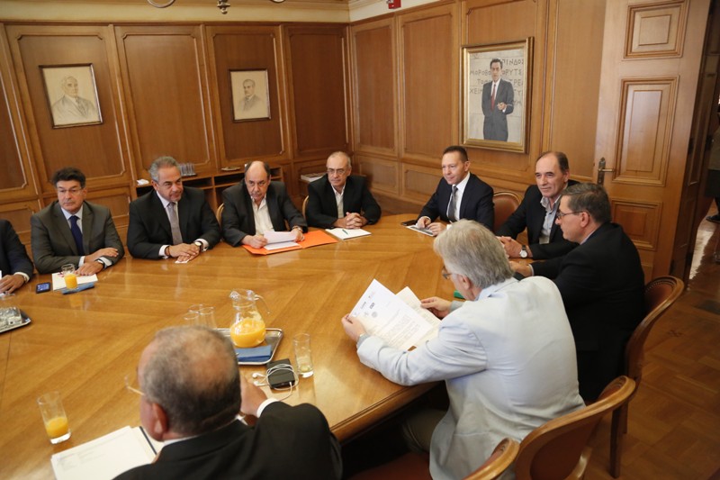 Σύσκεψη στην ΤτΕ για τις επιπτώσεις των capital controls - Από τα μεσάνυχτα μηδενίζεται το... κοντέρ στις αναλήψεις - Media