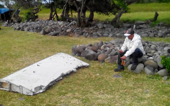 Πτήση MH370: Στο μικροσκόπιο των αρχών το τμήμα του αεροπλάνου που βρέθηκε στη Ρεϊνιόν - Media