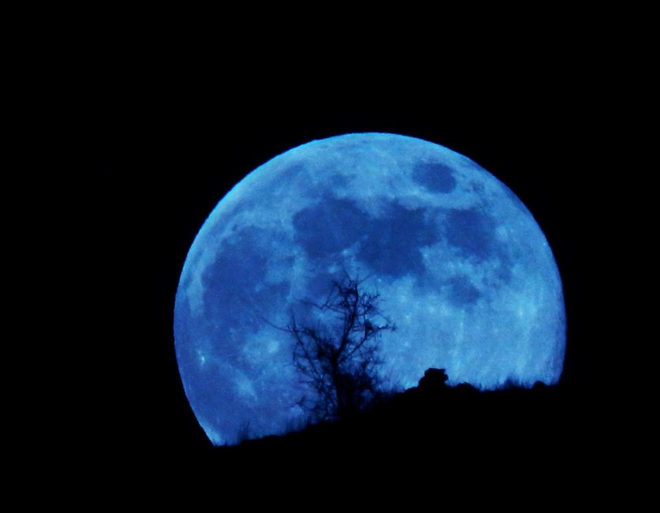 Μάθετε τι είναι το «μπλε φεγγάρι» - Το φαινόμενο «Blue Moon», η 13η πανσέληνος με το αμφιλεγόμενο όνομα - Media