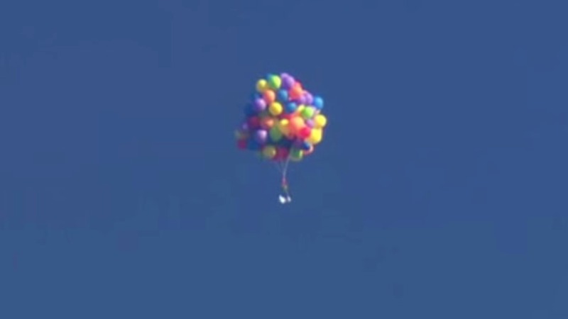 Καναδός πέταξε στον ουρανό σε καρέκλα με 110 μπαλόνια ηλίου (Video) - Media