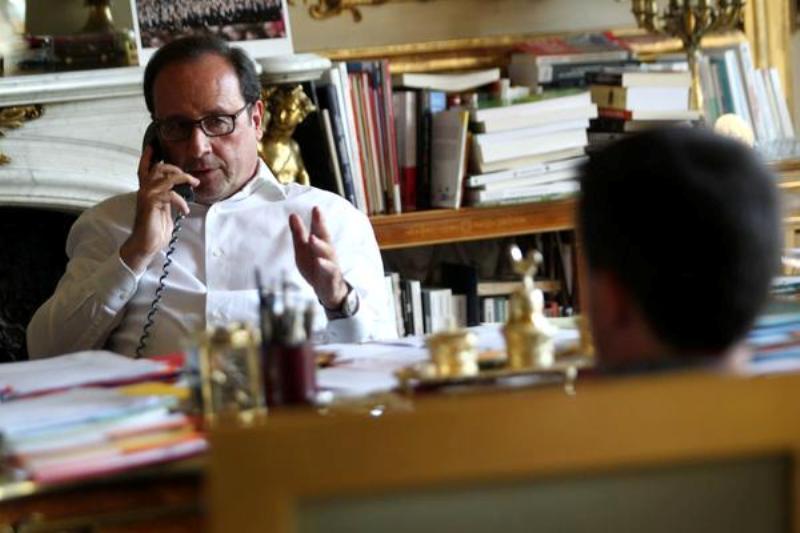Η στιγμή που ο Ολάντ μιλάει στο τηλέφωνο με τον Τσίπρα μετά το δημοψήφισμα (Photos) - Media