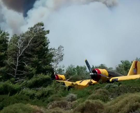 Στο 251 ΓΝΑ οι χειριστές του πυροσβεστικού αεροσκάφους που έκανε αναγκαστική προσγείωση στο Φαρακλό Λακωνίας (Photo) - Media