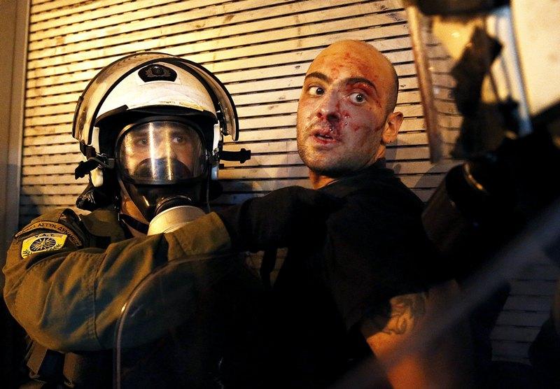Η σύλληψη του ματωμένου διαδηλωτή (Photos) - Media
