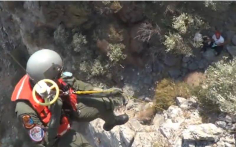 Οι αγωνιώδεις προσπάθειες διασωστών Ελληνικού Super Puma να απεγκλωβίσουν από βράχια πολυτραυματία πρόσφυγα (Video)  - Media