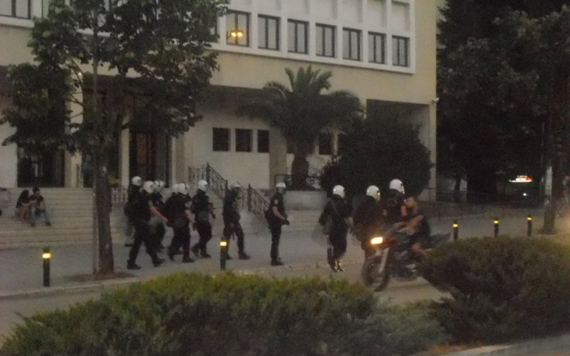 Επεισόδια στη διαδήλωση υπέρ του «ΝΑΙ» στα Ιωάννινα-Επίθεση στον περιφερειάρχη - Media