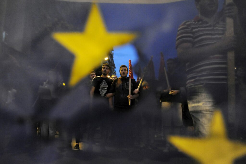 «Πυρά» Bloomberg κατά ΕΕ: Εκβιάζει τους Έλληνες, απειλεί με grexit, παρεμβαίνει στα εσωτερικά της χώρας - Media
