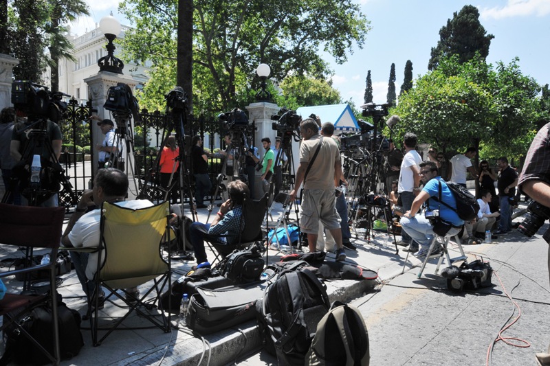 Ξεροσταλιάζοντας έξω από το Προεδρικό - Δημοσιογράφοι "λιώνουν" περιμένοντας την είδηση (Photos) - Media