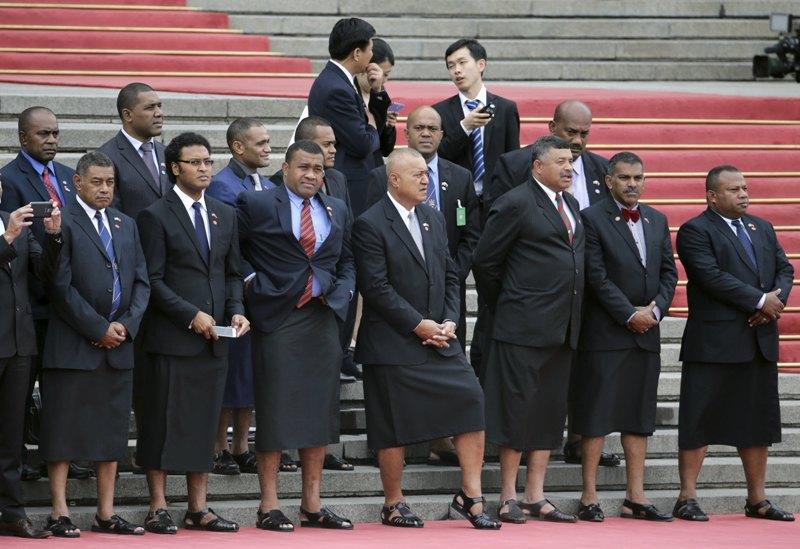 Τι εννοείς ότι ο πρωθυπουργός των Φίτζι φοράει γραβάτα με φούστα; (Photos) - Media