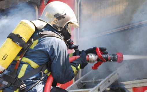 Ένα ζευγάρι και η κορούλα τους απεγκλωβίστηκαν από φλεγόμενο διαμέρισμα  - Media