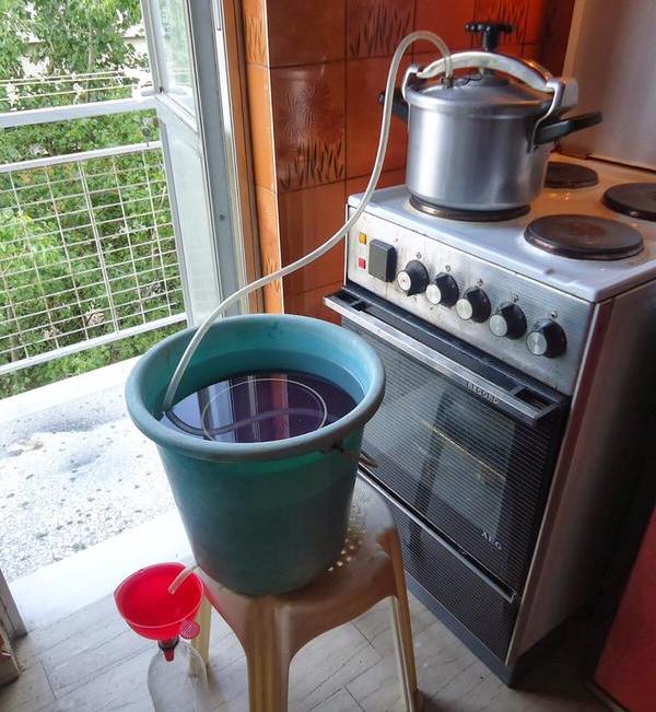 Στο...πόδι το Twitter για το #free_tsipouro - Media