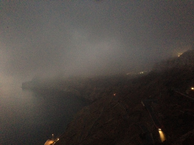 Καταμαράν προσάραξε στα βράχια λόγω ομίχλης στην Τήνο (Video) - Media
