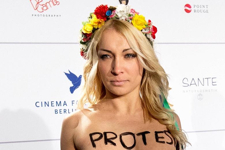 Οι γυμνόστηθες Femen σχολιάζουν το δημοψήφισμα και τουιτάρουν… ένα χιλιάρικο! - Media