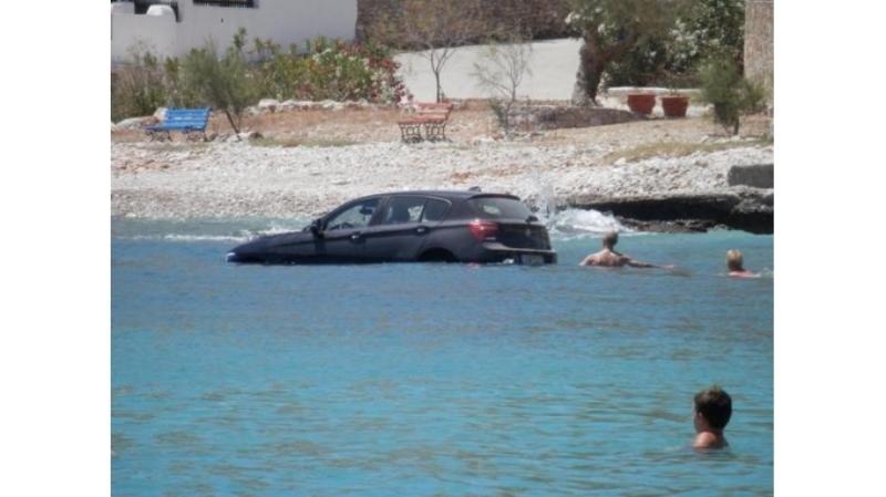Ξέχασαν να τραβήξουν χειρόφρενο και το αυτοκίνητο έκανε … βουτιά στη θάλασσα (Photos) - Media