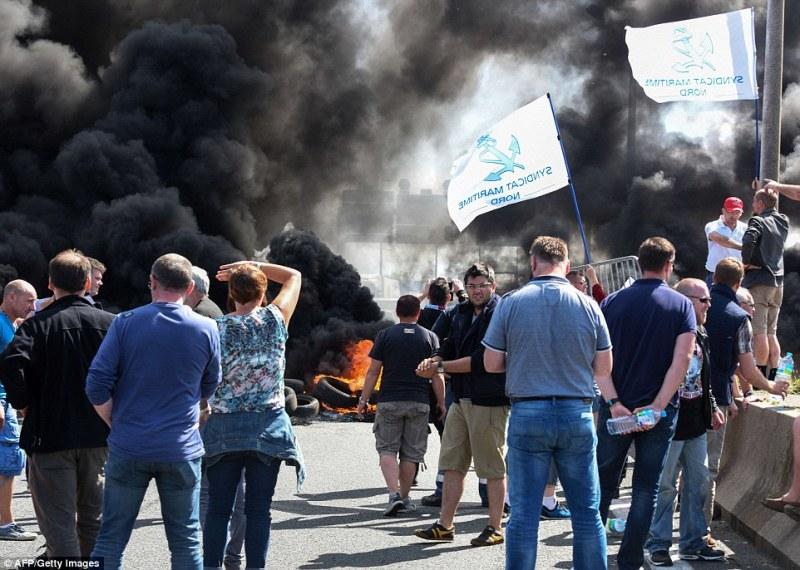 Φωτιές στο τούνελ της Μάγχης από εργαζόμενους στα φέρυ μπόουτ (Photos) - Media