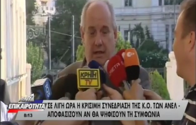 Κατά λάθος.... μούσκεμα! Εικονολήπτης πέταξε νερά σε ρεπόρτερ και... πέτυχε τον Τέρενς Κουίκ (Video) - Media