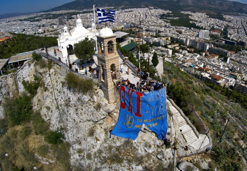 Κρέμασαν πανό στο Λυκαβηττό υπέρ του "ΟΧΙ" στο δημοψήφισμα (Photos) - Media